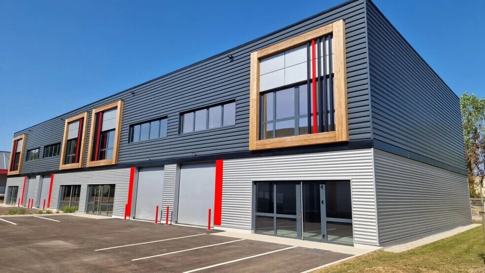 Flex in Saint-Laurent-de-Mure for lease - Building Photo - Image 1 of 7