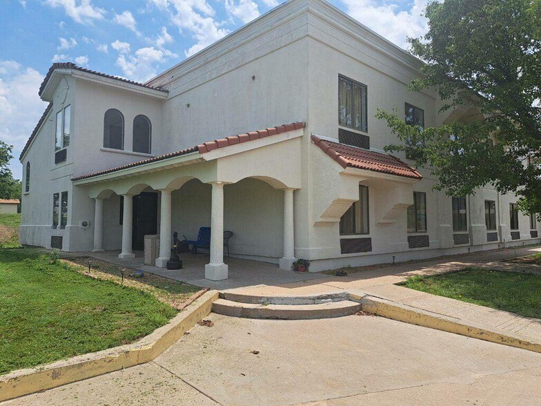 1401 W US Highway 54, Pratt, KS for lease - Building Photo - Image 1 of 20