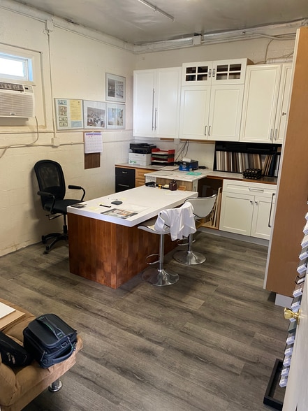 1112 Chestnut St, Burbank, CA for lease - Interior Photo - Image 2 of 5