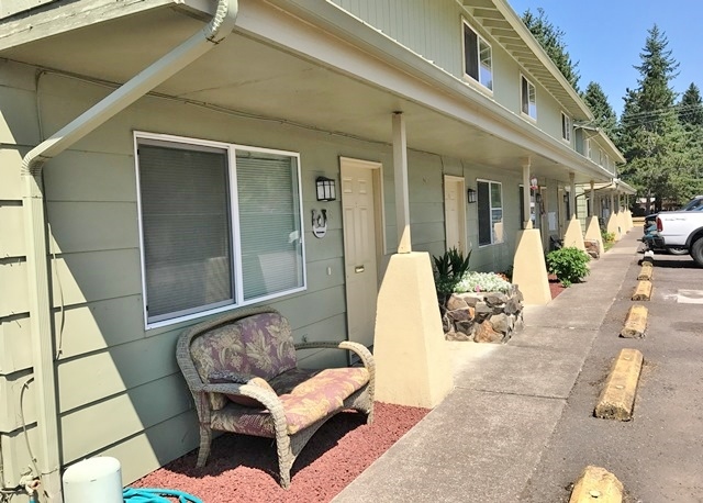 25182 E Broadway, Veneta, OR for sale - Building Photo - Image 1 of 1