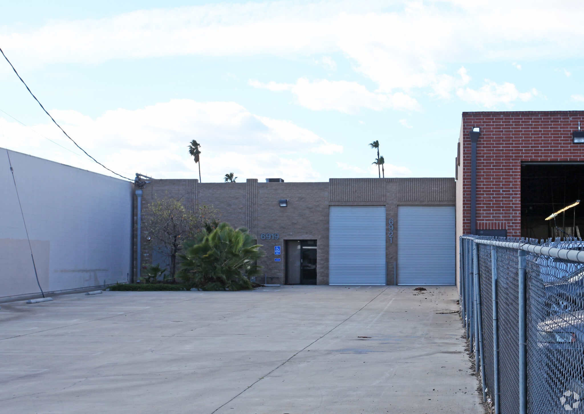 6919 Hayvenhurst Ave, Van Nuys, CA for lease Building Photo- Image 1 of 4