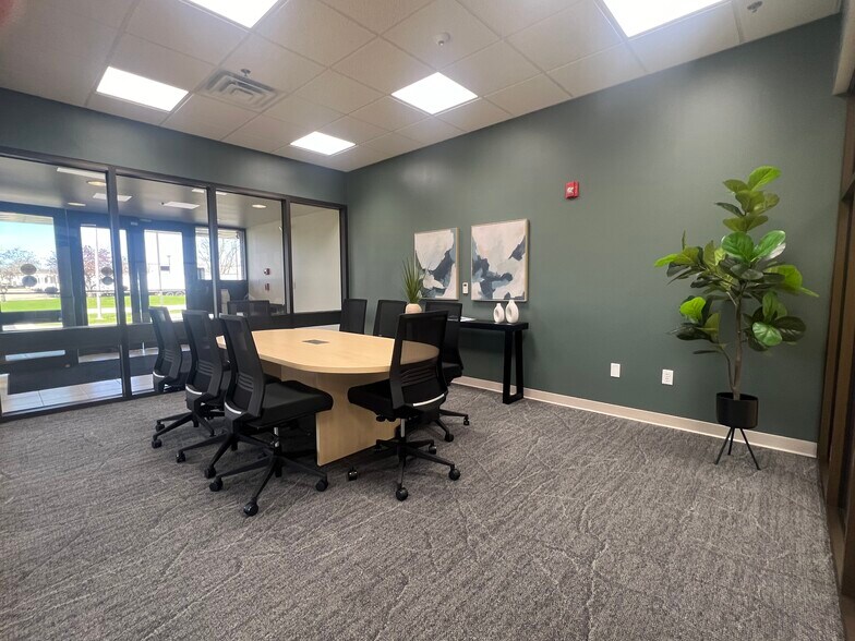 W57N14280 Doerr Way, Cedarburg, WI for lease - Lobby - Image 2 of 9