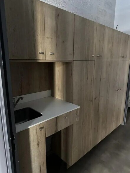 Retail in Vannes for lease - Interior Photo - Image 2 of 4