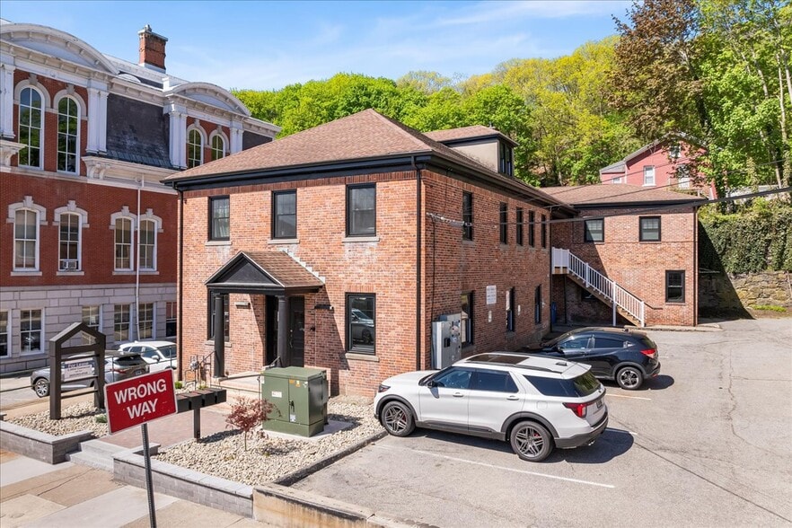 110 Broadway, Norwich, CT for lease - Building Photo - Image 1 of 22