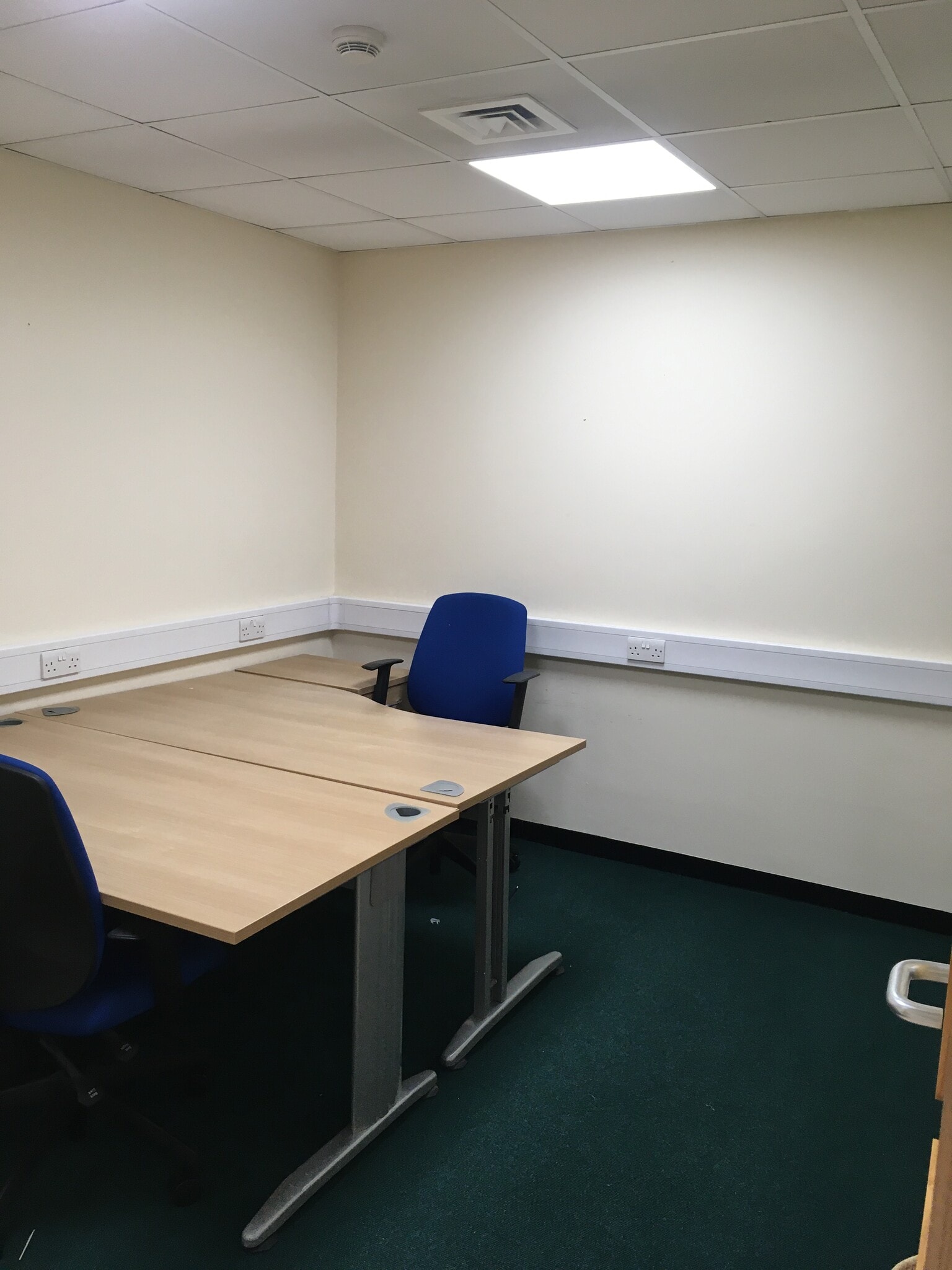 Dover Dr, Ellesmere Port for lease Interior Photo- Image 1 of 3