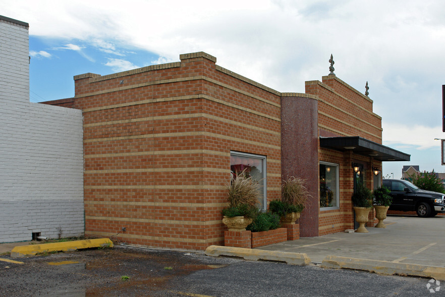 7909 N May Ave, Oklahoma City, OK for lease - Building Photo - Image 2 of 2