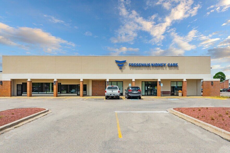 1319-1413 Creston Park Dr, Janesville, WI for lease - Building Photo - Image 1 of 14