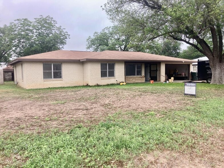 535 N 4th St, Uvalde, TX for sale - Building Photo - Image 2 of 2