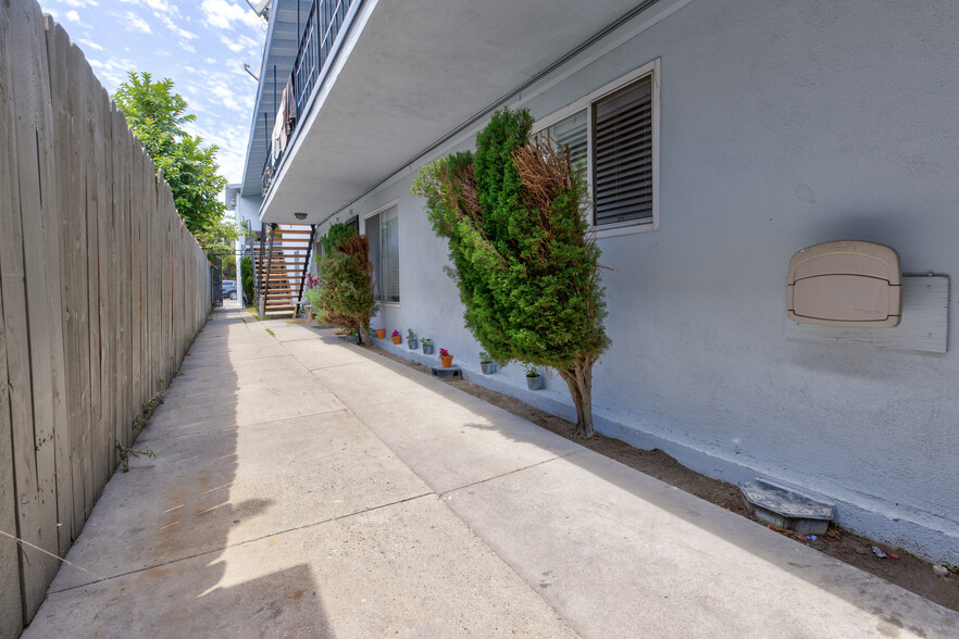 1720 Cerritos Ave, Long Beach, CA for sale - Building Photo - Image 3 of 21