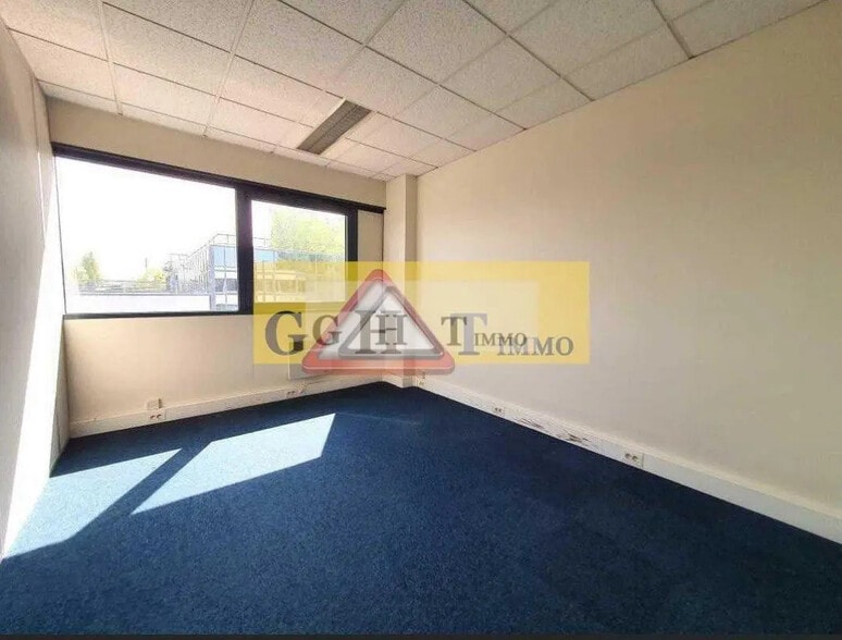 Office in Saclay for lease - Building Photo - Image 2 of 6