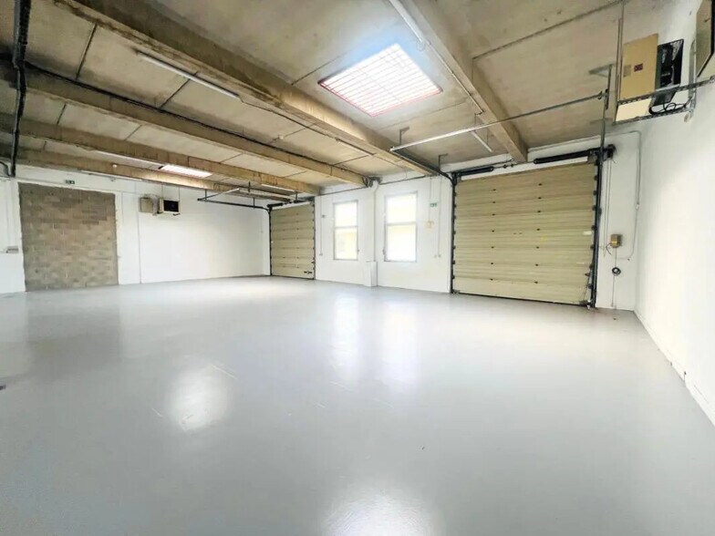 Flex in La Verrière for lease - Interior Photo - Image 2 of 32