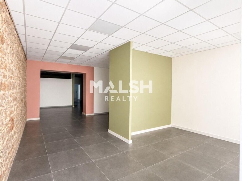 Office in Lyon for lease - Building Photo - Image 3 of 9