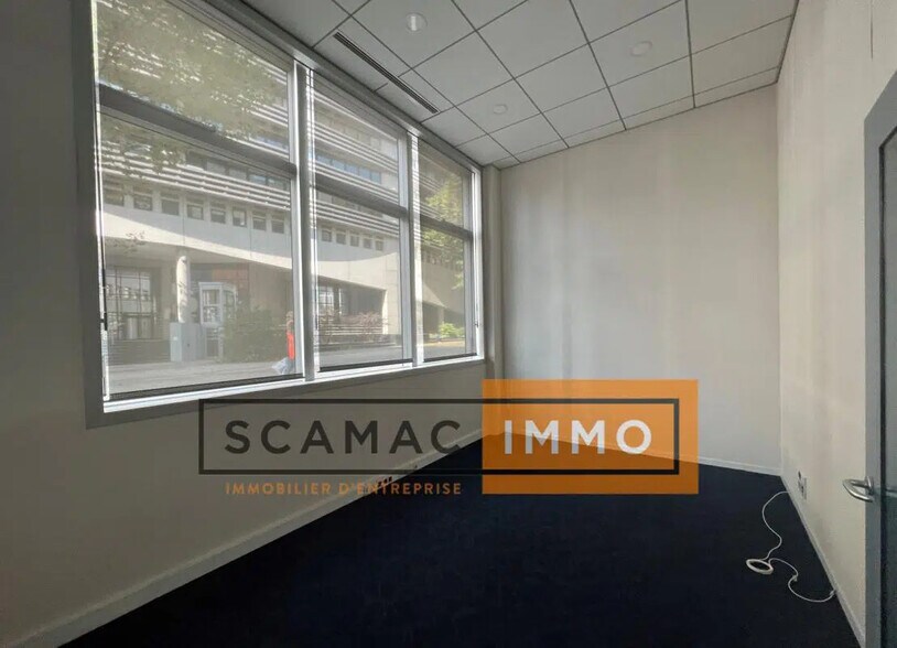 Retail in Saint-Denis for lease - Interior Photo - Image 2 of 4