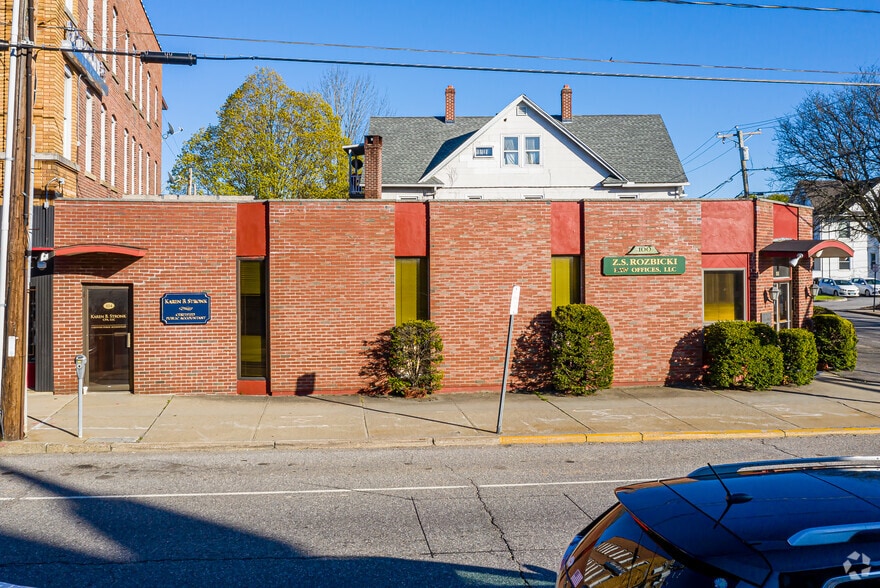 100 E Main St, Torrington, CT for lease - Building Photo - Image 2 of 3