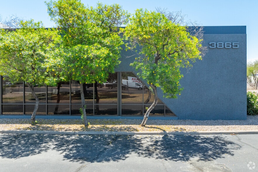 3865 W Van Buren St, Phoenix, AZ for lease - Building Photo - Image 2 of 9