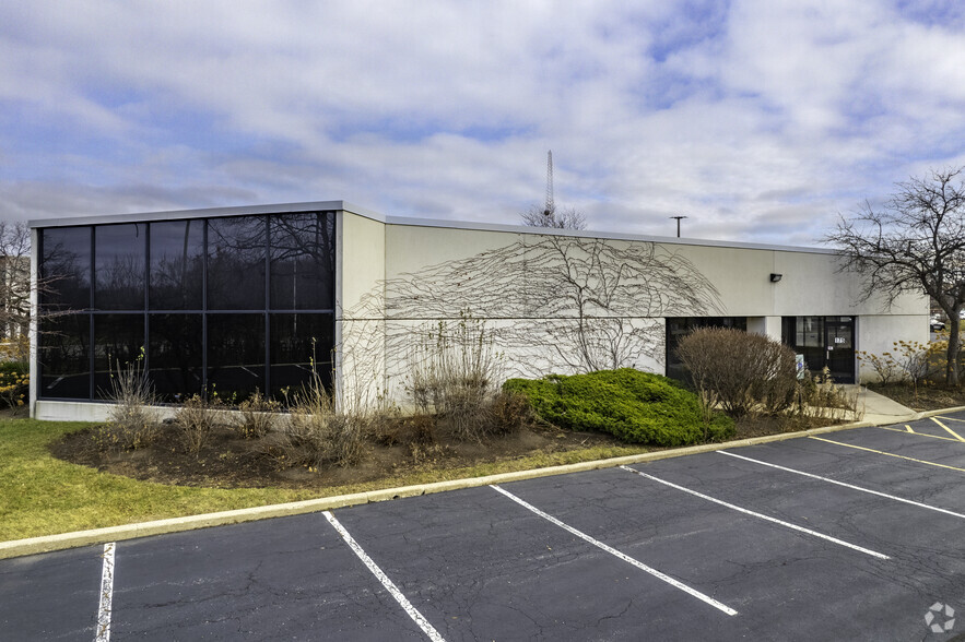 105-195 W Central Rd, Schaumburg, IL for sale - Building Photo - Image 2 of 9