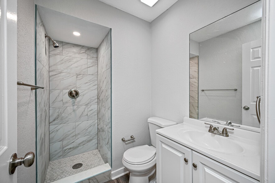 Midfield Pinellas Portfolio portfolio of 5 properties for sale on LoopNet.com - Building Photo - Image 3 of 58