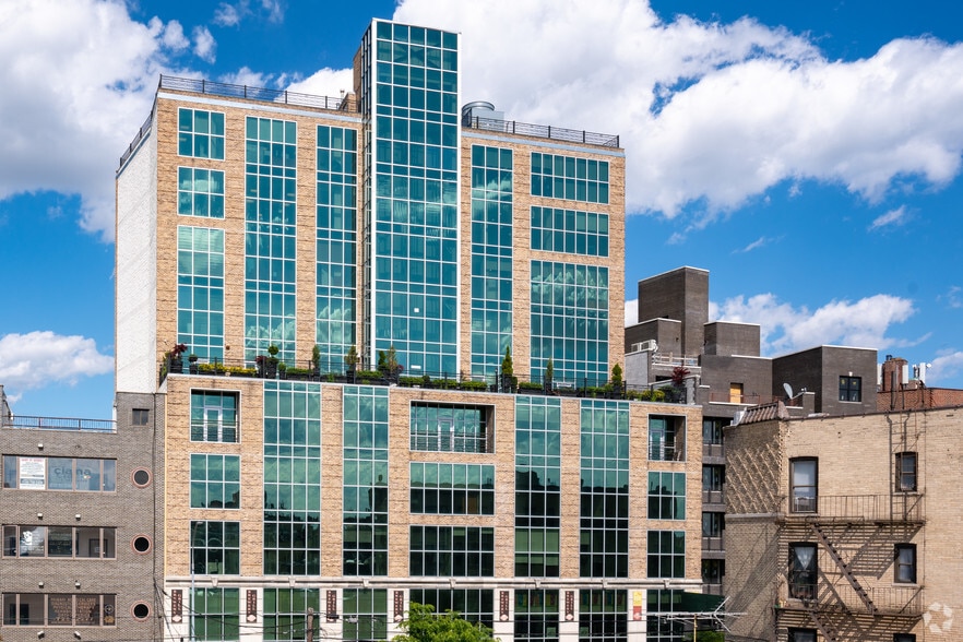 31-19 Newtown Ave, Astoria, NY for lease - Building Photo - Image 1 of 17