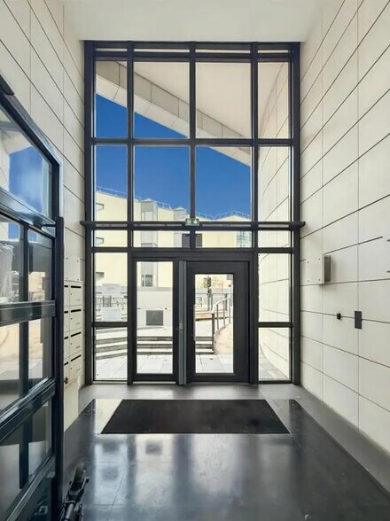 Office in Vincennes for lease - Building Photo - Image 2 of 7