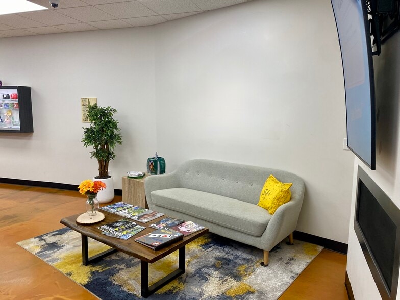 9904 Franklin Ave, Fort McMurray, AB for lease - Building Photo - Image 2 of 6