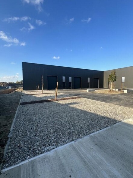 Industrial in Deyme for lease - Building Photo - Image 1 of 5
