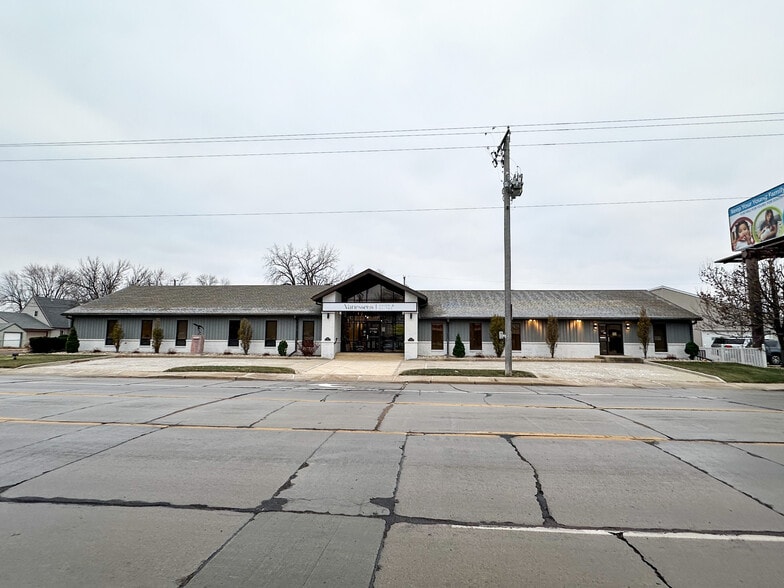 307 W 41st St, Sioux Falls, SD for lease - Building Photo - Image 2 of 7