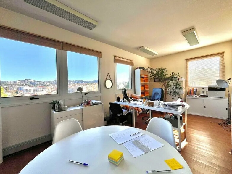 Office in Le Cannet for lease - Interior Photo - Image 2 of 5
