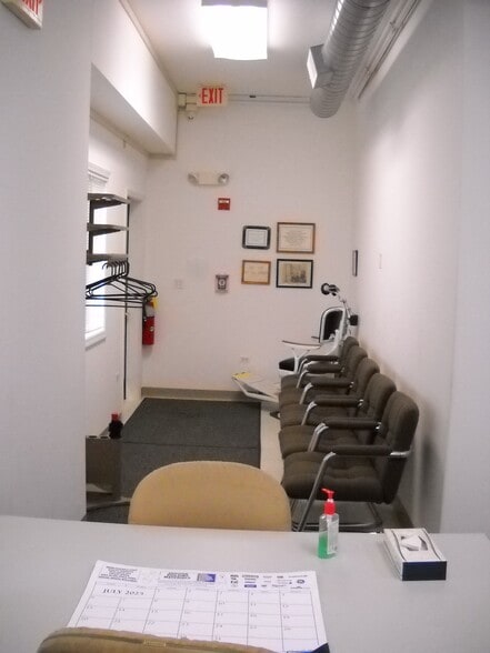 2400 Ravine Way, Glenview, IL for lease - Building Photo - Image 2 of 8