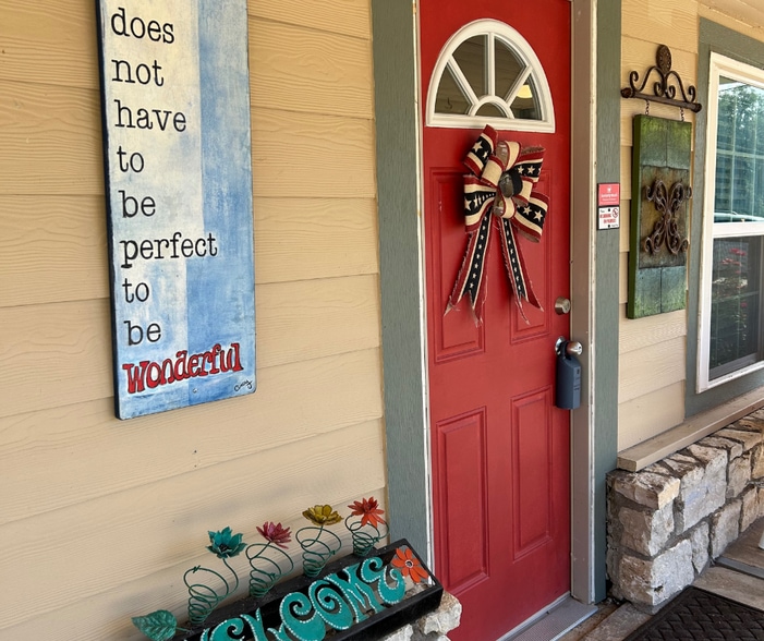 1031 W Pearl St, Granbury, TX for lease - Building Photo - Image 2 of 16