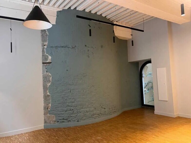 Office in Lyon for lease - Building Photo - Image 2 of 10