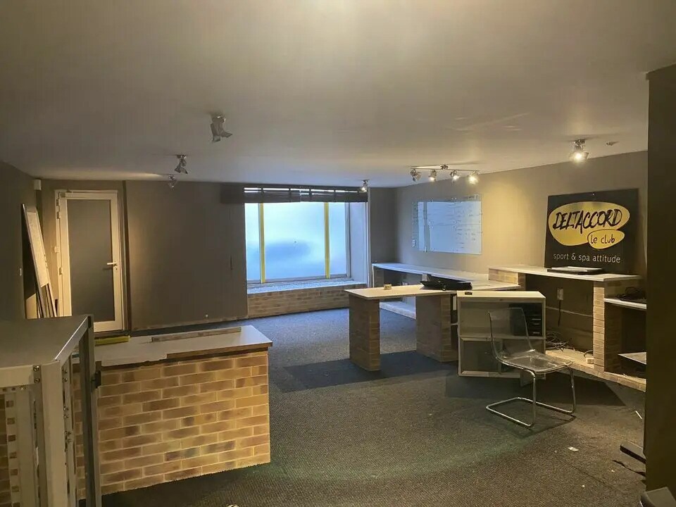 Retail in Marseille for lease Interior Photo- Image 1 of 2