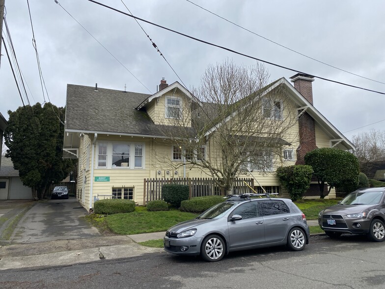 2207 NE Broadway St, Portland, OR for lease - Building Photo - Image 2 of 7