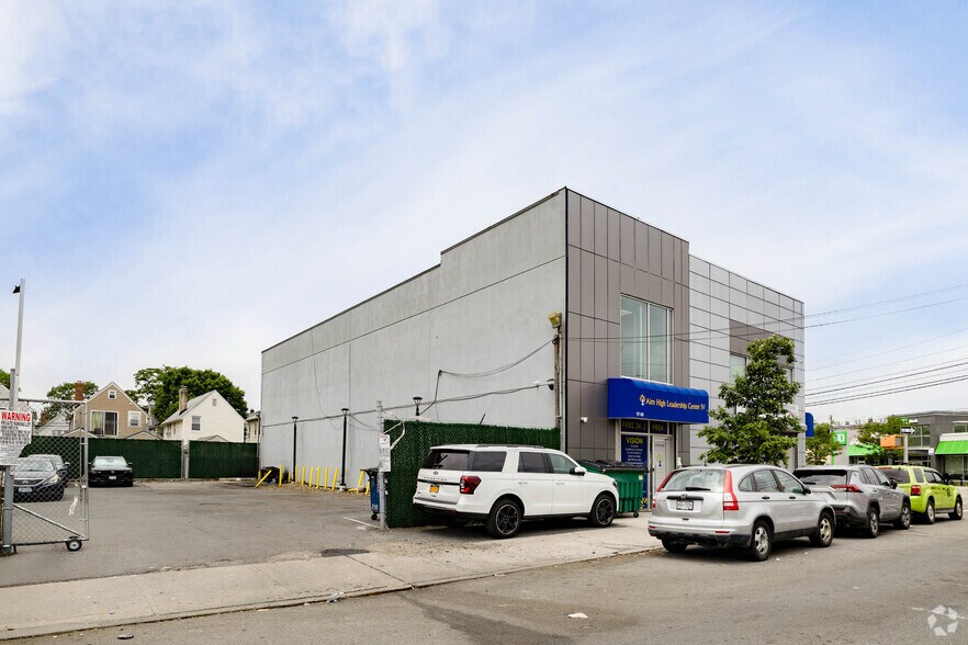 9708 Rockaway Blvd, Ozone Park, NY for lease - Building Photo - Image 3 of 7