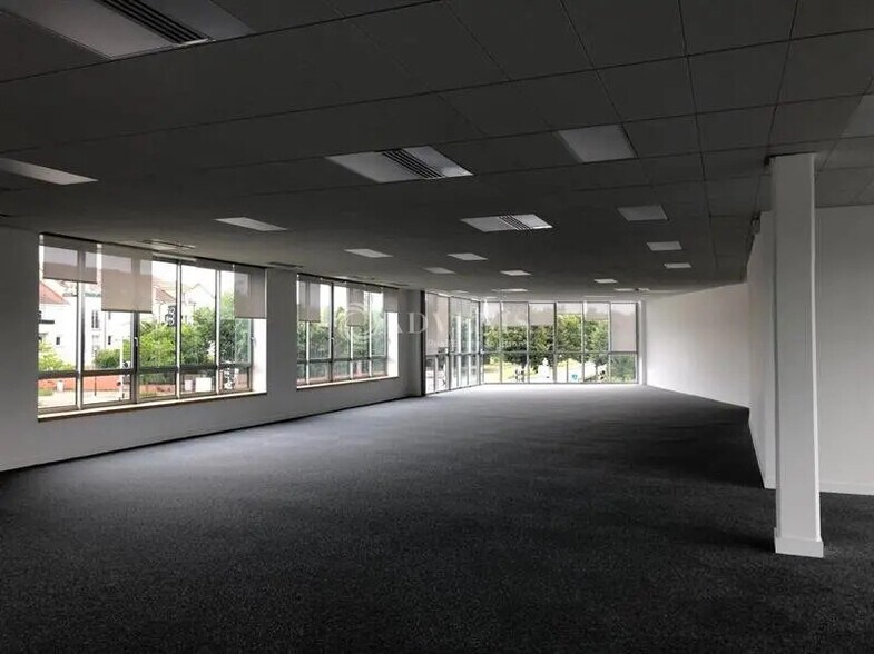 Office in Voisins-le-Bretonneux for lease - Building Photo - Image 2 of 5