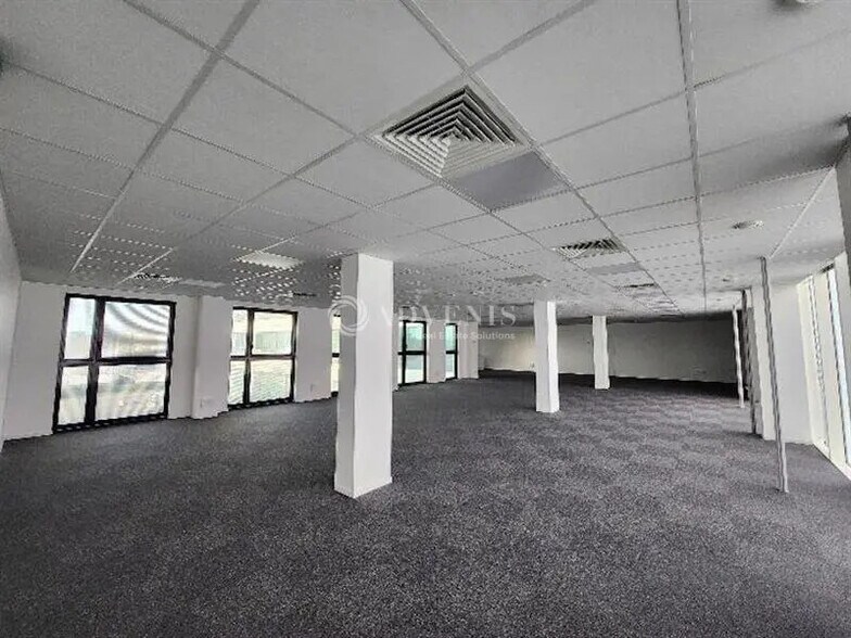 Office in Tours for lease - Interior Photo - Image 2 of 25