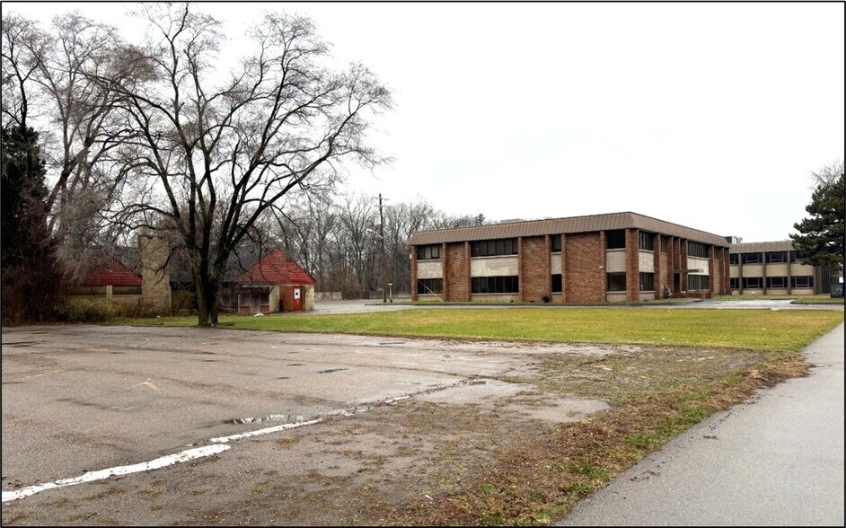 Office Building and Adjacent Home portfolio of 2 properties for sale on LoopNet.com - Building Photo - Image 3 of 6