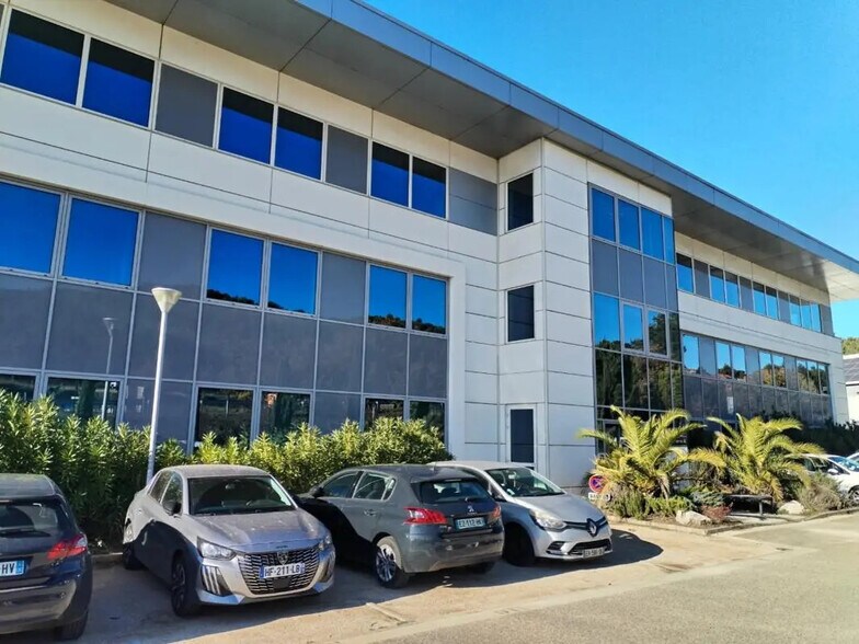 Office in Meyreuil for lease - Building Photo - Image 1 of 8