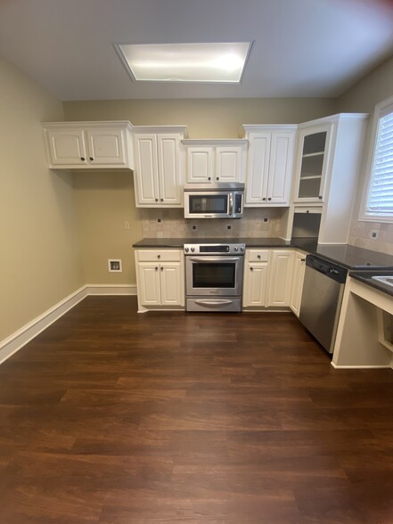 1015 Pruitt Pl, Tyler, TX for lease - Interior Photo - Image 2 of 29