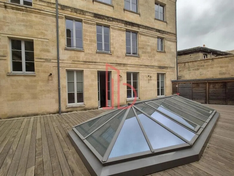 Office in Bordeaux for lease - Building Photo - Image 1 of 5