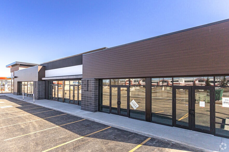 4905 Roper Rd NW, Edmonton, AB for sale - Primary Photo - Image 2 of 8