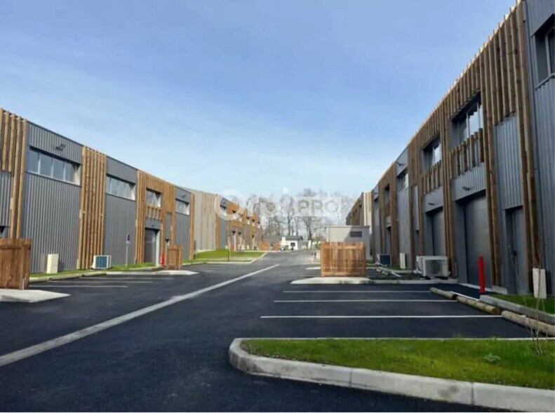 Flex in Pau for lease - Building Photo - Image 2 of 8