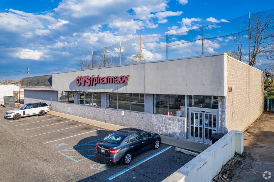 2030 Hillside Ave, New Hyde Park, NY for sale - Primary Photo - Image 1 of 1