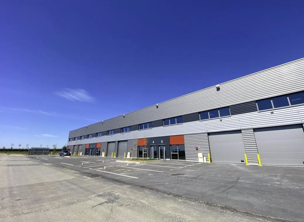 Flex in Le Thillay for lease Primary Photo- Image 1 of 3