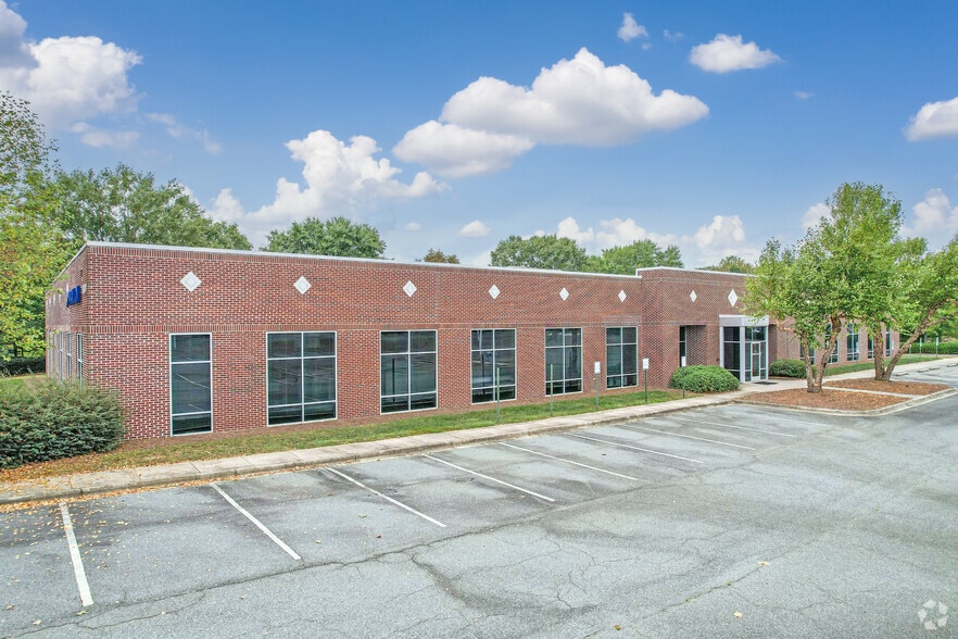 13730 South Point Blvd, Charlotte, NC for lease - Primary Photo - Image 1 of 14
