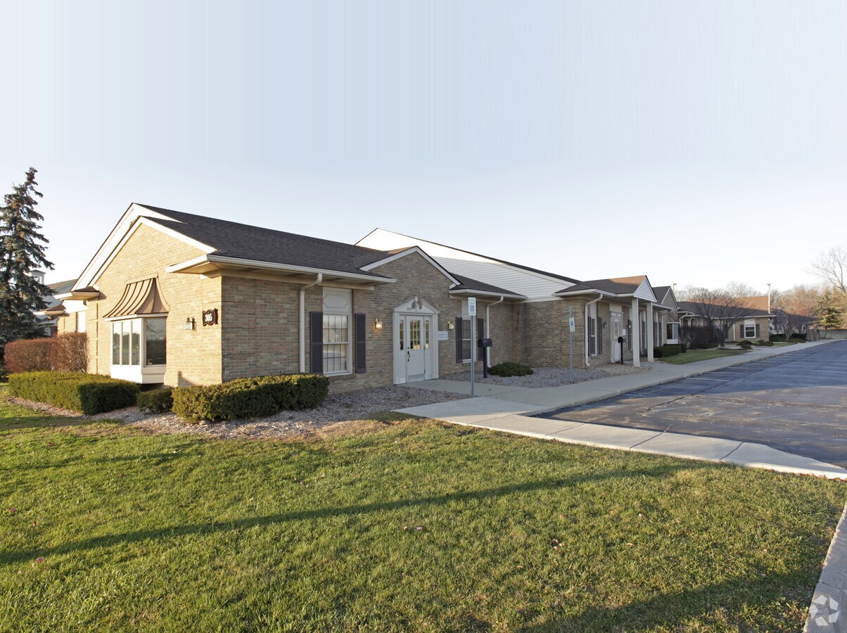 305 Barclay Cir, Rochester Hills, MI 48307