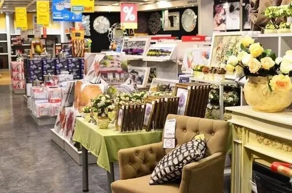 Retail in Annecy for lease - Building Photo - Image 2 of 5