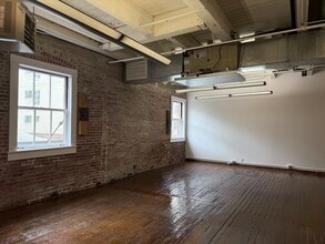 1231 NW Hoyt St, Portland, OR for lease Interior Photo- Image 2 of 8