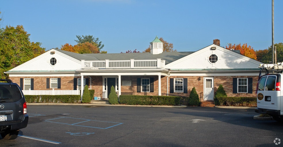 164 E Main St, Huntington, NY for lease - Building Photo - Image 3 of 7