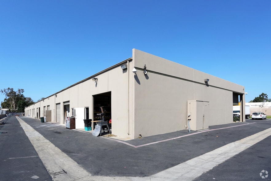 11661 Martens River Cir, Fountain Valley, CA for lease - Building Photo - Image 2 of 9