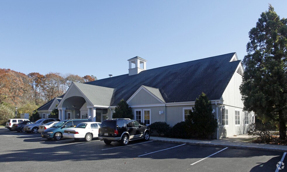 176 W Montauk Hwy, Hampton Bays, NY for sale - Primary Photo - Image 1 of 1